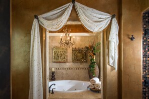 Badewanne, Haartrockner, Handtücher