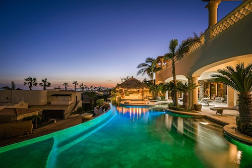 Stunning 5BR Villa Sandcastle includes Jacuzzi , Heated Pool, & Gourmet Kitchen + More!