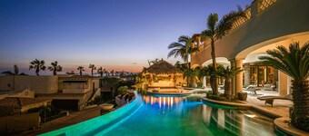 Stunning 5BR Villa Sandcastle includes Jacuzzi , Heated Pool, & Gourmet Kitchen + More!