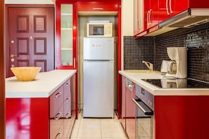 Kühlschrank, Mikrowelle, Ofen, Wasserkocher mit Kaffee-/Teezubehör