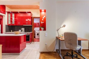 Kühlschrank, Mikrowelle, Ofen, Wasserkocher mit Kaffee-/Teezubehör