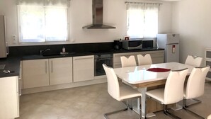 Private kitchen - Pleasant modern house in a quiet location, 5 minutes' walk from La Tremblade town center (La Tremblade)