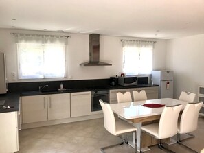 Dining tables - Pleasant modern house in a quiet location, 5 minutes' walk from La Tremblade town center (La Tremblade)