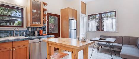 Cookware/dishes/utensils