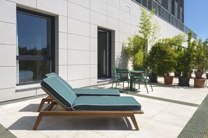 Suite (with garden) | In-room safe, desk, blackout drapes, soundproofing - Hotel Tres Reyes San Sebastian (San Sebastián)