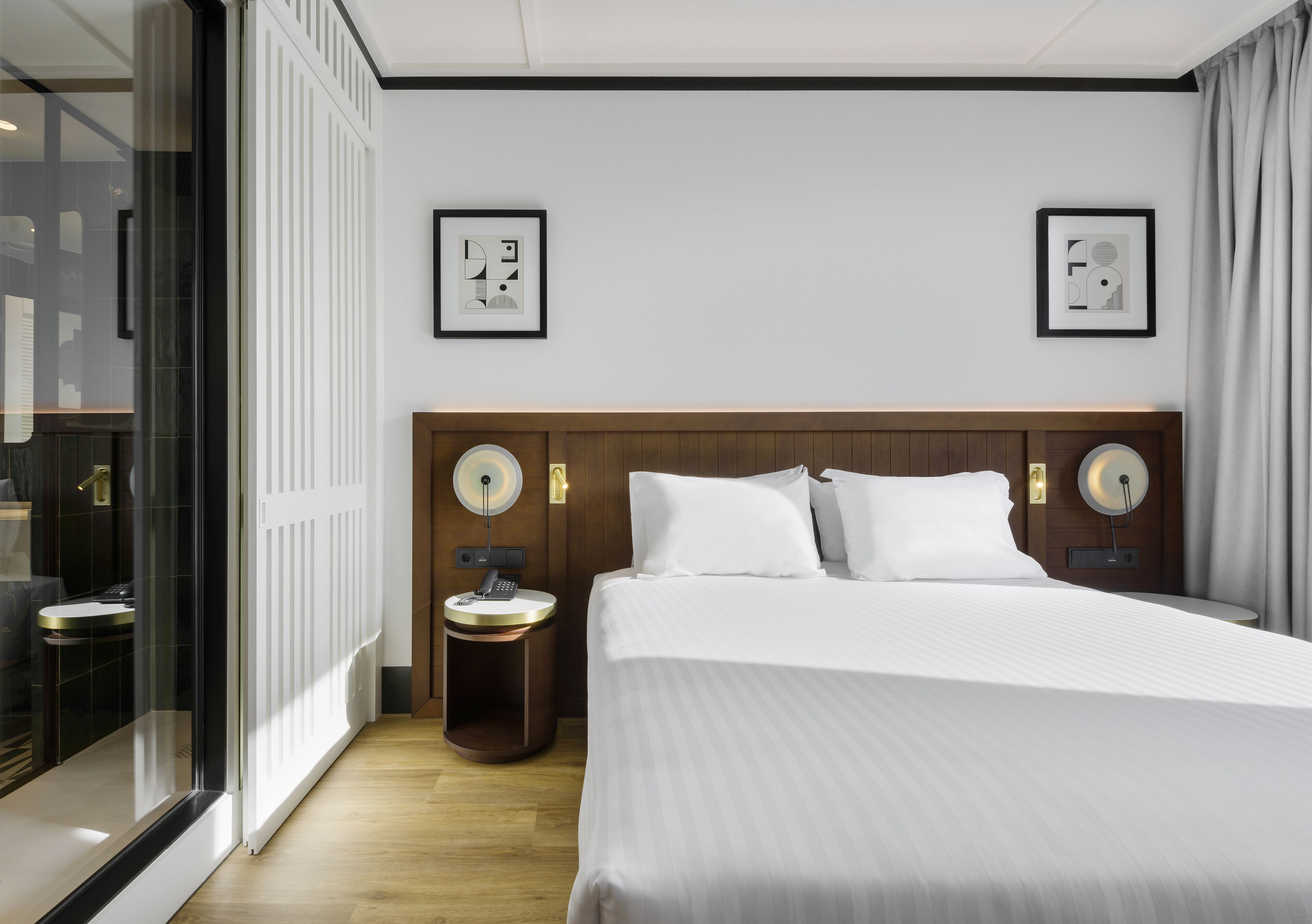 Deluxe-værelse | Pengeskab på værelset, skrivebord, mørklægningsgardiner, lydisolering