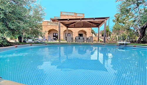 Haus mit 3 Wohnungen & Pool, 250m vom Meer