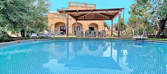 3-apt house with private pool, 250m from beach