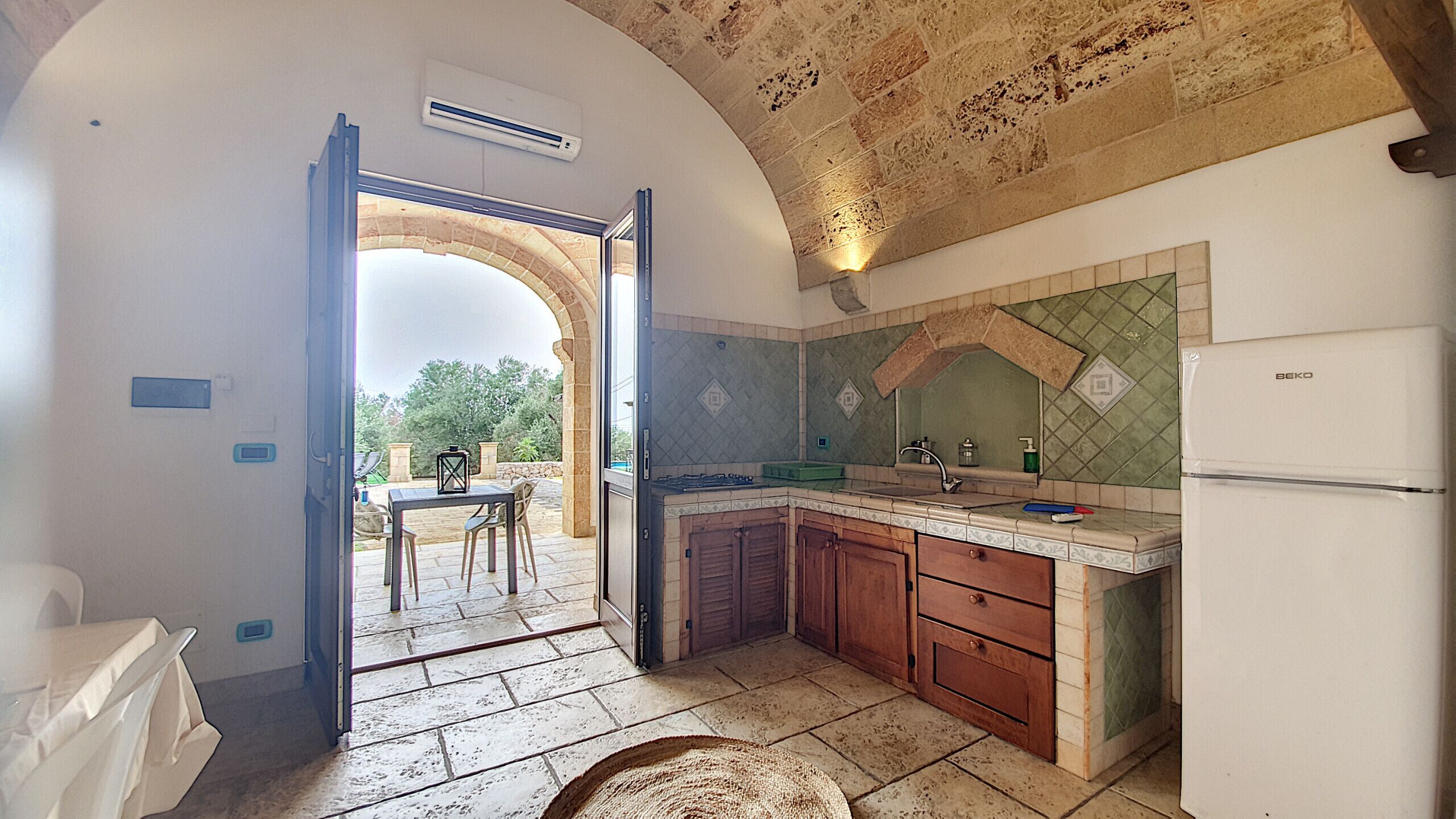 Kühlschrank, Kochgeschirr/Geschirr/Besteck, Esstisch