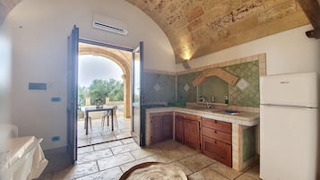 Frigorifero, pentole/stoviglie/utensili, tavolo da pranzo