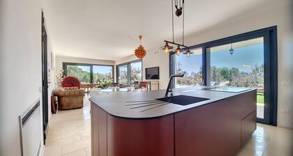Modern 5-star villa, heated pool 1km from the sea