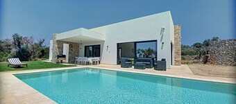 Modern 5-star villa, heated pool 1km from the sea