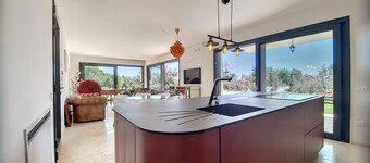 Modern 5-star villa, heated pool 1km from the sea