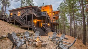 A cabin with a deck, outdoor seating, and a fire pit. - "Rustic Mountain Lodge" Bunk Room, Outdoor Entertaining, Pets (Broken Bow)
