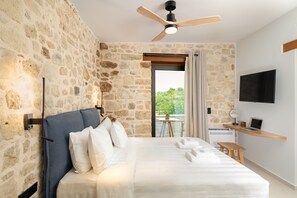 3 chambres, coffres-forts dans les chambres, fer et planche à repasser