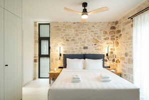 3 quartos, cofres nos quartos, ferros/tábuas de passar roupa