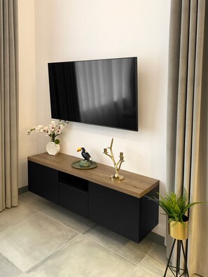 Suite monolocale Deluxe (6) | Area soggiorno | TV al plasma 42 pollici con canali via cavo, TV