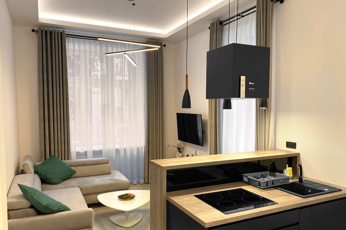 Deluxe studio suite (6) | Woonkamer | Een 42-inch plasmatelevisie met kabelzenders en een televisie