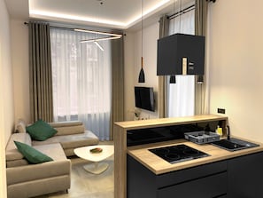 Suite Studio Deluxe (6) | Salle de séjour | Télévision à écran plasma de 42 pouces avec chaînes par câble