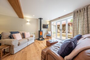 TV, fireplace - The Barn (GR), Great Ryburgh, Norfolk (Great Ryburgh)