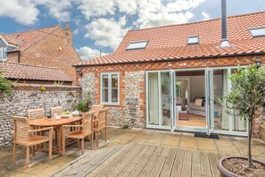 Outdoor dining - The Barn (GR), Great Ryburgh, Norfolk (Great Ryburgh)