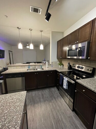 ⭐️NEW LISTING⭐️Luxury Condo Suite w/ Netflix & Wine