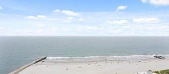★Beach Block 7BR★ NEW Luxury | Hot Tub | North Beach AC | Steps to Beach & Casin