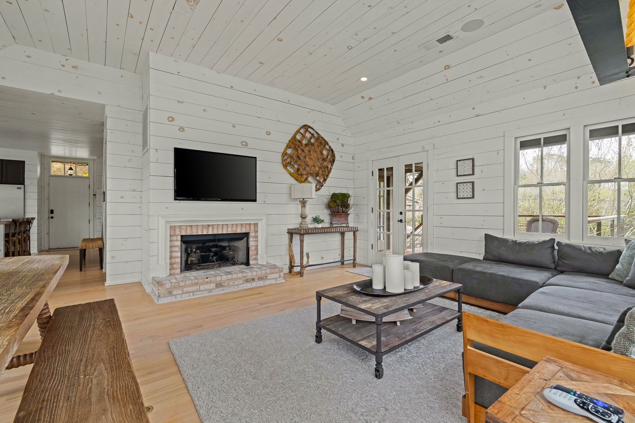 TV, fireplace