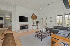 TV, fireplace