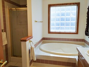 Badewanne, Haartrockner, Handtücher, Seife