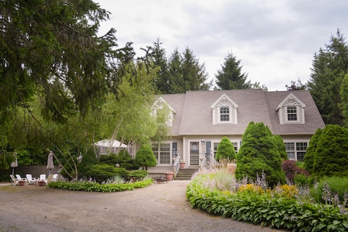Cozy Pet Friendly House with Deck, Firepit & Fast WiFi in Heart of Bar Harbor