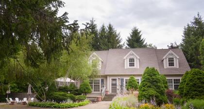 Cozy Pet Friendly House with Deck, Firepit & Fast WiFi in Heart of Bar Harbor