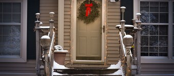 Cozy Dog Friendly House with Deck, Firepit & Fast WiFi in Heart of Bar Harbor