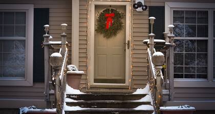 Cozy Dog Friendly House with Deck, Firepit & Fast WiFi in Heart of Bar Harbor