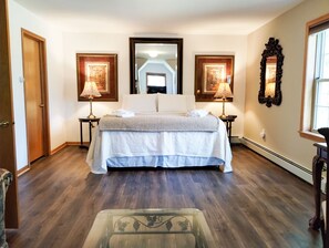 4 habitaciones, escritorio y tabla de planchar con plancha 