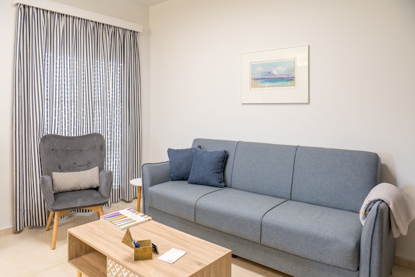 Comfort Apartment | Living room | 32-inch flat-screen TV with digital channels, TV