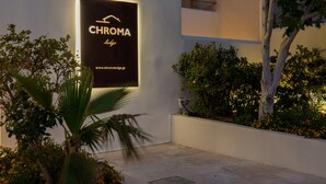 A modern building with a sign that reads "CHROMA lodge" and a website address "www.chromalodge.gr". - CHROMA Lodge Rafina (Rafina-Pikermi)