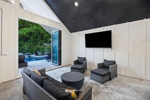 Fernseher, Kamin, Tischfußball, Tischtennisplatte
