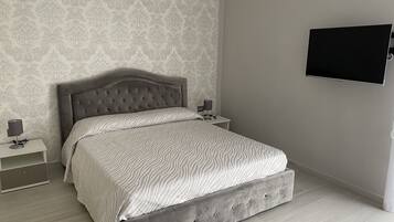 Habitació de luxe, banyera d'hidromassatge | Minibar, caixa forta a l'habitació, escriptori i cortines opaques