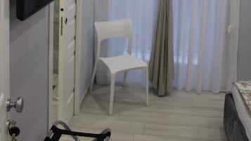 Habitación Deluxe | Minibar, caja de seguridad en la habitación y escritorio