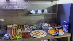 A breakfast buffet with various food items, including eggs, bread, pastries, and a selection of beverages. - Toledo Relax (Naples)