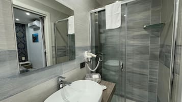 Deluxe Room | Bathroom | Hair dryer, bidet, towels