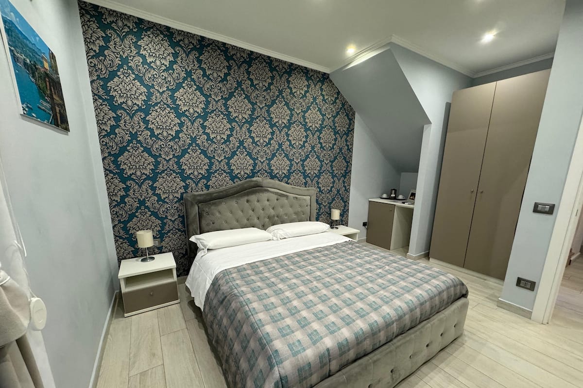 Deluxe Room | Minibar, in-room safe, desk, blackout curtains