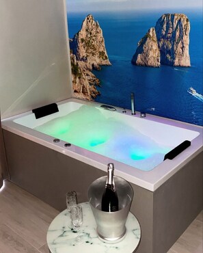 奢华客房, 按摩浴缸 | 迷你吧、客房内保险箱、办公桌、遮光窗帘