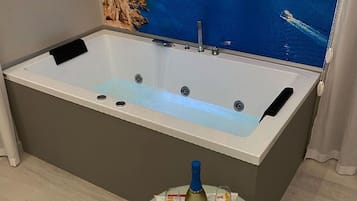 Habitació de luxe, banyera d'hidromassatge | Minibar, caixa forta a l'habitació, escriptori i cortines opaques