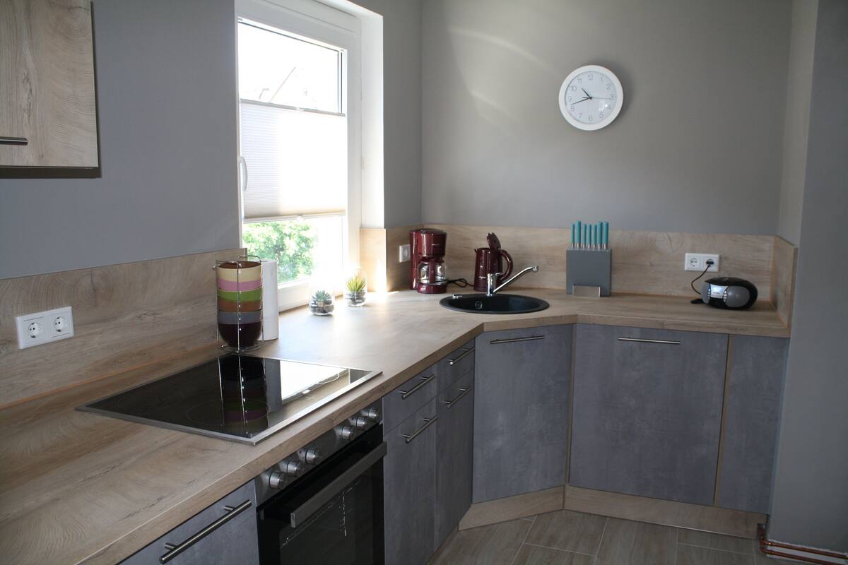 Full-size fridge, stovetop, dishwasher, toaster
