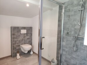 Douche, sèche-cheveux, papier toilette