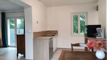 Een koelkast, een oven, een kookplaat, een vaatwasser