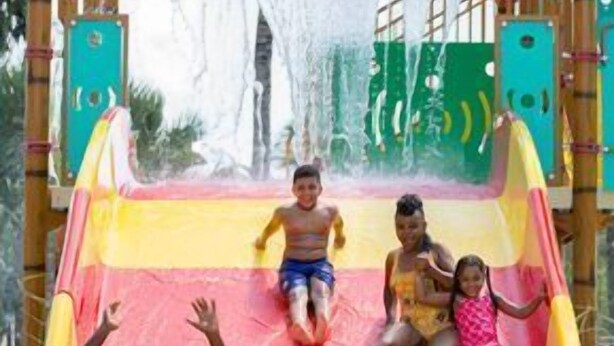 Una tobogán de agua con varias personas deslizándose.