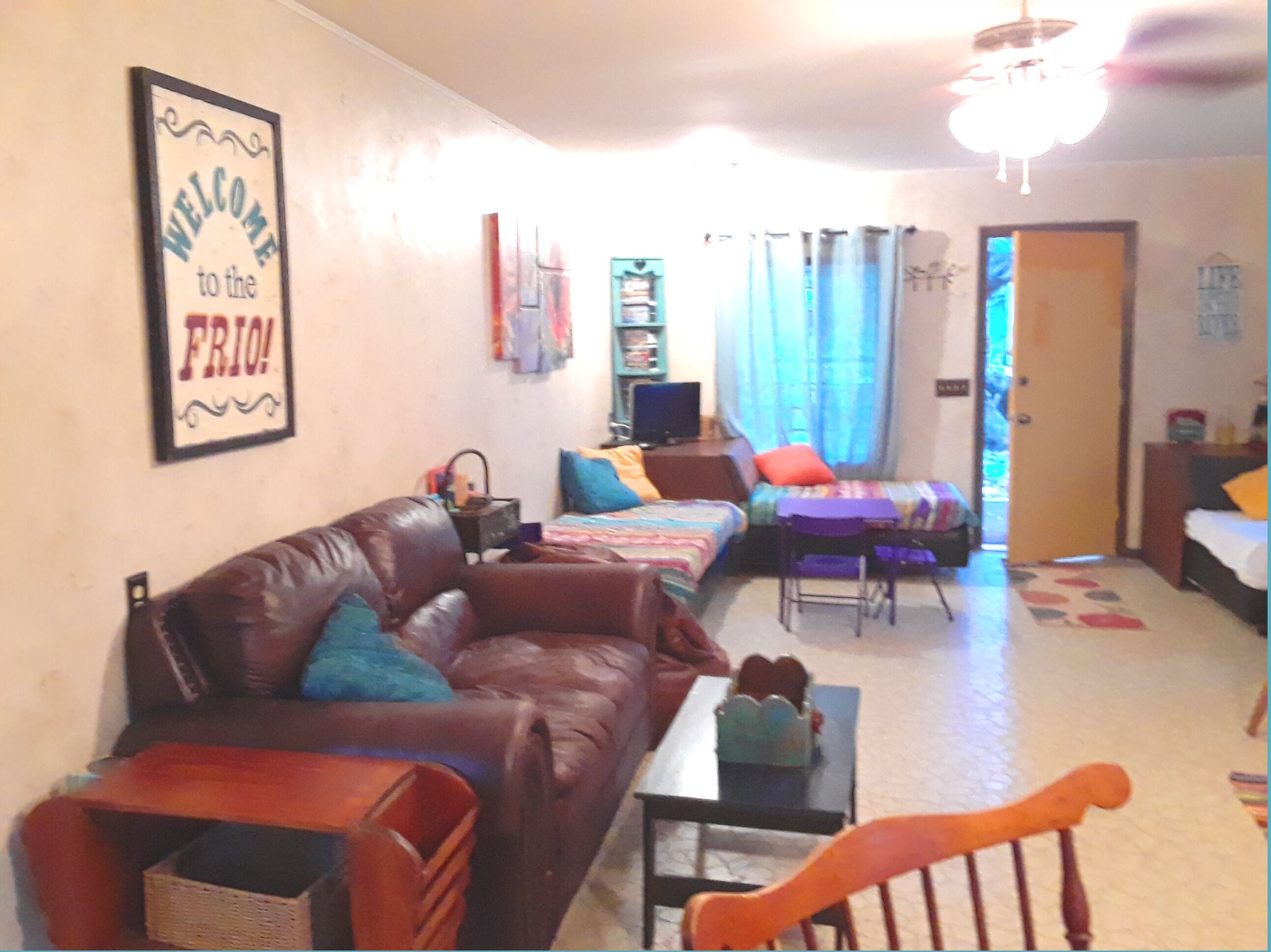 Televisio, DVD-soitin, kirjoja, videokirjasto